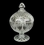 Bomboniere em cristal com pé e tampa, decorações geométricas, med. 16cm de altura e 10,5cm de diâmetro. 