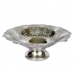 PRATA RÉGIA 90 - Centro de mesa em metal espessurado à prata, com decorações cinzeladas, borda ondulada e vazada, med. 15,5cm de diâmetro.