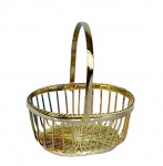 Pequena cesta em metal prateado aramado, med. 8X6cm e 9cm de altura.
