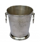 BEL PRATA 90 - Balde de gelo em metal espessurado à prata, com flores cinzaladas e alças em argolas, med. 13,5cm de altura e 12cm de diâmetro.