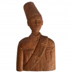 Talha em madeira retratando soldado com chapéu alto, med. 13,5X23cm  