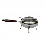 EBERLE SILVER PLATED - Antigo migalheiro em metal espessurado à prata 90 com aplicação em relevo na tampa e cabo em madeira, med. 13cm de altura, 13cm de diâmetro nobocal e 34cm de comprimento com o cabo.  Apresenta pouco desgaste no banho.