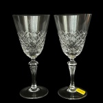 STRAUS - Par de taças para vinho em fino cristal da linha Golden Collection com lapidações geométricas, haste facetada e brasão da Marinha do Brasil, med. 17,5cm de altura. Um com pequeno bicado na borda. 