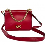 MICHAEL KORS - Bolsa tiracolo modelo Mott em couro na cor bordô com alça de corrente dourada, monograma giratório para a abertura da bolsa, med. 17cm de altura e 22cm de comprimento.