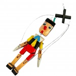 Marionete de Pinóquio em madeira pintada com acabamento policromado e articulado para movimento, med. 30cm de altura