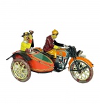 MS804A  - Brinquedo mecânico em lata estilo vintage com motociclista e passageiro com corneta na motocicleta de 3 rodas, motor a corda, med. 17cm. 