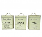 Conj. com 3 (três) latas para mantimentos (Açúcar, Café e Chá) no formato quadrado, pintadas na com creme, med. 11,5X11,5X14cm. Apresenta desgastes