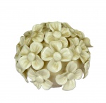 Esfera decorativa em cerâmica adornada com flores de porcelana na cor branca, med. 8cm de altura. 