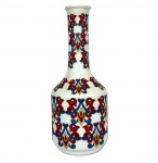 ARCOPAL - Garrafa francesa em vidro opalino com decorações nos padrões multicoloridos em azul e vermelho, das décadas de 60 e 70, med. 23,5cm de altura. Faltando tampa