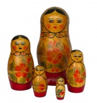 Boneca Russa Matryoshka pintada à mão com policromia, possui 5 peças. Med.: 15cm a maior.