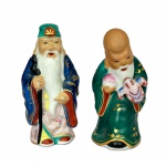 Par de estatuetas em porcelana chinesa com policromia, parte de conjunto com 7 Sábios Chineses, med. 10,5cm o maior 