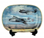DAVENPORT POTTERY CO. LTD - Placa de colecionador em cerâmica inglesa da coleção The Sky’s The Limit decorada com ilustrações dos aviões Vampire e Meteor, edição limitada numerada 06750 B, med.  15,8X23cm,