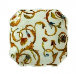 LIMOGES - Pequeno prato quadrado em porcelana francesa decorado com motivos florais em tons laranja, amarelo, azul e verde, com detalhes em ouro 22K, med. 9,5X9,5cm.  