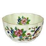 AYNSLEY ENGLAND - Pequena tigela para cereal em porcelana inglesa no padrão Pembroke decorada com pássaro colorido e flores, med. 7cm de altura.