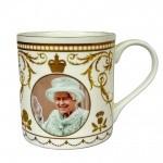WILLIAM EDWARDS - Caneca em porcelana inglesa, comemorativa ao Jubileu de Diamante da Rainha Elizabeth II em 2012, com decorações douradas feitas à mão e foto da rainha, med. 9cm de altura e diâmetro. 