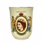 SAMPSON BRIDGWOOD & SONS ENGLAND - Antiga caneca em porcelana inglesa comemorativa a coroação da Rainha Elizabeth II - 1953, med. 9,5cm de altura e 7,5cm de diâmetro. 