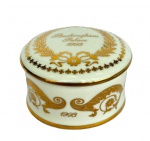 ROYAL COLLECTION - Porta-jóias em porcelana inglesa da coleção oficial do Palácio de Buckingham datado de 1993 com decoração dourada, med. 3,5cm de altura e 5,5cm de diâmetro.