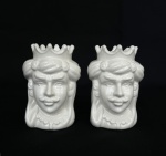 Par de pequenos cachepot estilo Testa di Moro em porcelana na cor branca, med. 11,5cm de altura.