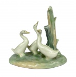 NAO by LLADRÓ - Escultura em porcelana espanhola retratando grupo de gansos, feito à mão, med. 13X7cm de base e 11,5cm de altura. 