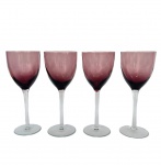 Conj. com 4 (quatro) Taças em vidro com bojo violeta, med. 21,5cm de altura 