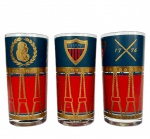 CERA - 3 (três) Copos altos em vidro, comemorativos ao bicentenário dos Estados Unidos em 1976, decorados com faixa nas cores azul e vermelha, e padrão  conhecido como Drum and Shield com escudo e imagem George Washington em ouro 22K, med. 14cm de altura. 