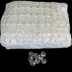 Lote com aprox. 800 peças em vidro em formato de diamantes transparentes octogonais com 2 furos para aplicação diversas ou reposição de lustre e luminárias, med. 1,5cm di diâmetro. 