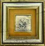 Pequena gravura artística italiana em prata esterlina 925, com marinha em relevo, med. arte 4,5X4,5cm com moldura em madeira pintada com prata e proteção de vidro med. 12,5X12,5cm.  