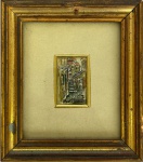 Pequena gravura artística italiana em prata esterlina 925, assinada, retratando cena urbana em relevo, med. arte 3X4,5cm com moldura em madeira pintada de dourado e proteção de vidro, med. 12X13,5cm.  