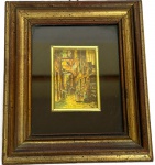 Pequeno quadro cromolitografia italiano de cena urbana com figuras feito à mão em folha de ouro 23Kt, med. arte 3,5X5cm com moldura em madeira e proteção de vidro  med. 11,5X13,5cm.