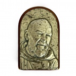 LUIGI PESARESI - Pequena placa de mesa em prata esterlina 925, assinada, com imagem do Padre Pio de Pietrelcina em relevo colada sobre madeira, med. 4X6,5cm. Faltando base.