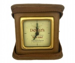 DEWAR’S - Antigo despertador de viagem em estojo de couro sintético com zíper na cor bege, med. 10X10cm.