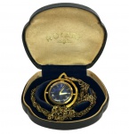 ROTARY SWISS - Antigo relógio pingente em caixa e corrente dourada com mostrador em algarismos romanos dourados, fundo na cor azul `lapis lazuli`, fabricado na Suíça dec. 70, em case original. Corrente escurecida.