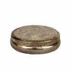 Pequena caixa oval em prata portuguesa com friso perlado na tampa, med. 5,5X4cm, peso: 15g