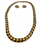 ORENA PARIS - Conj. com colar e par de brincos de pressão em metal amarelo com aplicação em esmalte em tom marrom, med. colar 60cm aberto