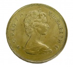 Moeda Inglesa em níquel  comemorativa ao Casamento do Príncipe Charles e Lady Diana Spencer em 1981, med. 4cm de diâmetro. 