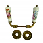 Maçaneta de porta estilo retrô em latão com pegador em porcelana decorada com estampa floral, med. 11cm 