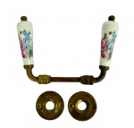Maçaneta de porta estilo retrô em latão com pegador em porcelana decorada com estampa floral, med. 11cm 