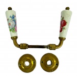 Maçaneta de porta estilo retrô em latão com pegador em porcelana decorada com estampa floral, med. 11cm 