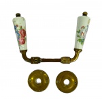 Maçaneta de porta estilo retrô em latão com pegador em porcelana decorada com estampa floral, med. 11cm 