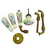 Lote com 7 (sete)  peças de reposição para maçanetas em latão com porcelana decorada com estampa floral. 