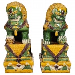 Par estatuetas de cerâmica vitrificada, também conhecida como cão fu ou foo dog, decorada com esmalt