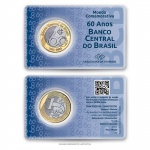 Cartela da CMB com a Moeda do Real 2025 "60 anos do Banco Central" - Flor de Cunho - Apenas 10.000 unidades produzidas. Com valor de face de R$1, a peça possui as mesmas dimensões e espessura de uma moeda convencional da mesma denominação. No anverso, destaca-se o selo comemorativo dos 60 anos do Banco Central, acompanhado da marca da autoridade monetária e de elegantes linhas diagonais que conferem sofisticação ao design. No anel dourado, estão inscritas as legendas "Banco Central do Brasil" e "19652025", reforçando a homenagem à trajetória da instituição. O reverso mantém o design tradicional da moeda padrão de R$1 da segunda família do Real.Com tiragem limitada a apenas 10 mil unidades, este lançamento é uma oportunidade imperdível para colecionadores, entusiastas da numismática e cidadãos celebrarem a memória de uma das instituições mais importantes do país. Cada cartão representa não apenas uma peça de coleção, mas um tributo ao legado, à credibilidade e à contribuição do Banco Central ao desenvolvimento do Brasil.