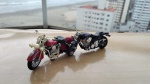 Lote contendo duas motos Maisto escala 1/18, uma está com guidom quebrado e a outra cromo ruim,  Minatura encontra-se localizada em coleção na localidade de Praia Grande, São Paulo, de onde poderá ser retirada ou remetida.