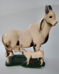 Linda Escultura representando Vaca amamentando seu filhote . Medindo : 30x30x13cm.