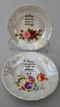 Dois mini pratos decorativos , com dizeres biblicos e decoração floral . Medida : 11cm.