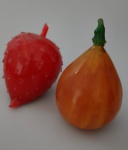 Duas frutas decorativas em vidro . Medida maior : 10cm.