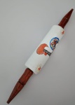 PORTUGAL - Rolo de massa em ceramica vitrificada e madeira, decorado com Galo de Barcelos . Medida : 44x5 cm. Apresenta desgaste na pintura do desenho do galo .