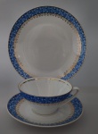 PORCELANA REAL SAO PAULO -  Trio para chá , sendo uma xicara , pires e prato para pão . medida xicara : 12x6cm / Prato pão : 19 cm.