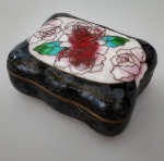 Pequeno porta joia em cloisonné  . Medindo : 8x6 cm.