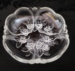 Pequeno centro de mesa em vidro com decorações lapidados em flores em alto relevo . Medindo : 17x17x4 cm.